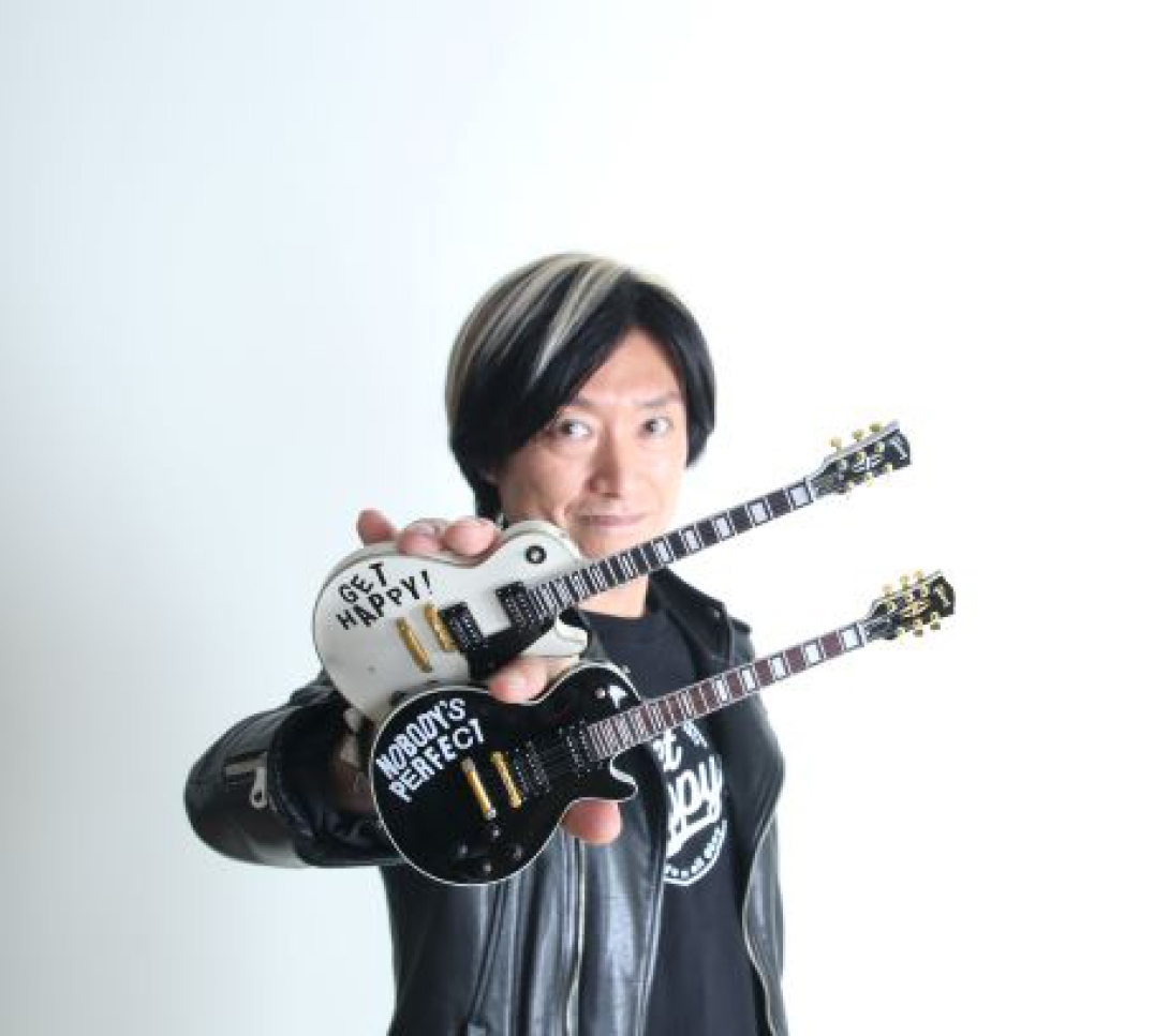 森純太 MORI JUNTA Holding 'Get Happy!' and 'Nobody's Perfect' Officially Licensed Gibson™ Les Paul™ Mini Guitars by AXE HEAVEN®