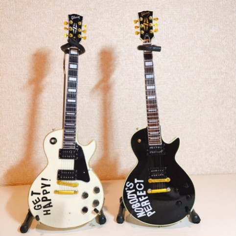森純太 MORI JUNTA Officially Licensed Gibson™ Les Paul™ Mini Guitars with Stands by AXE HEAVEN®