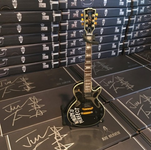森純太 MORI JUNTA 'Nobody's Perfect' Officially Licensed Gibson™ Les Paul™ Mini Guitar by AXE HEAVEN® with Autographed Gift Boxes